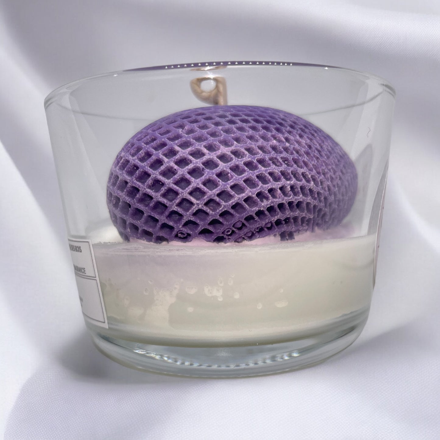 Bougie parfumée fraise des bois avec un coeur en cire au centre, fabriquée à la main avec de la cire végétale et un parfum Français. Bougie création Bakougie