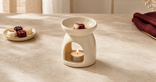 Brûle-parfum en céramique posé sur une surface stable avec un fondant parfumé