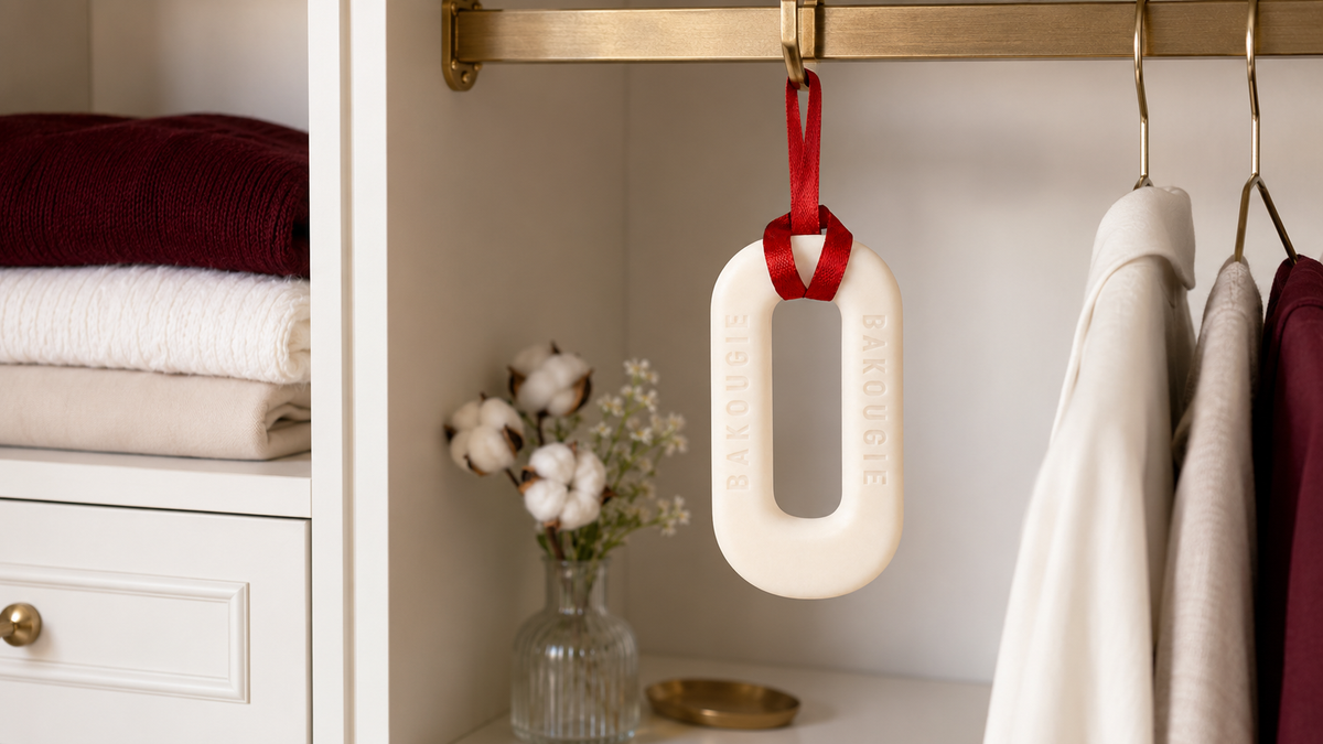 Suspension parfumée Fleur de coton BAKOUGIE accrochée dans une armoire sans contact avec les textiles