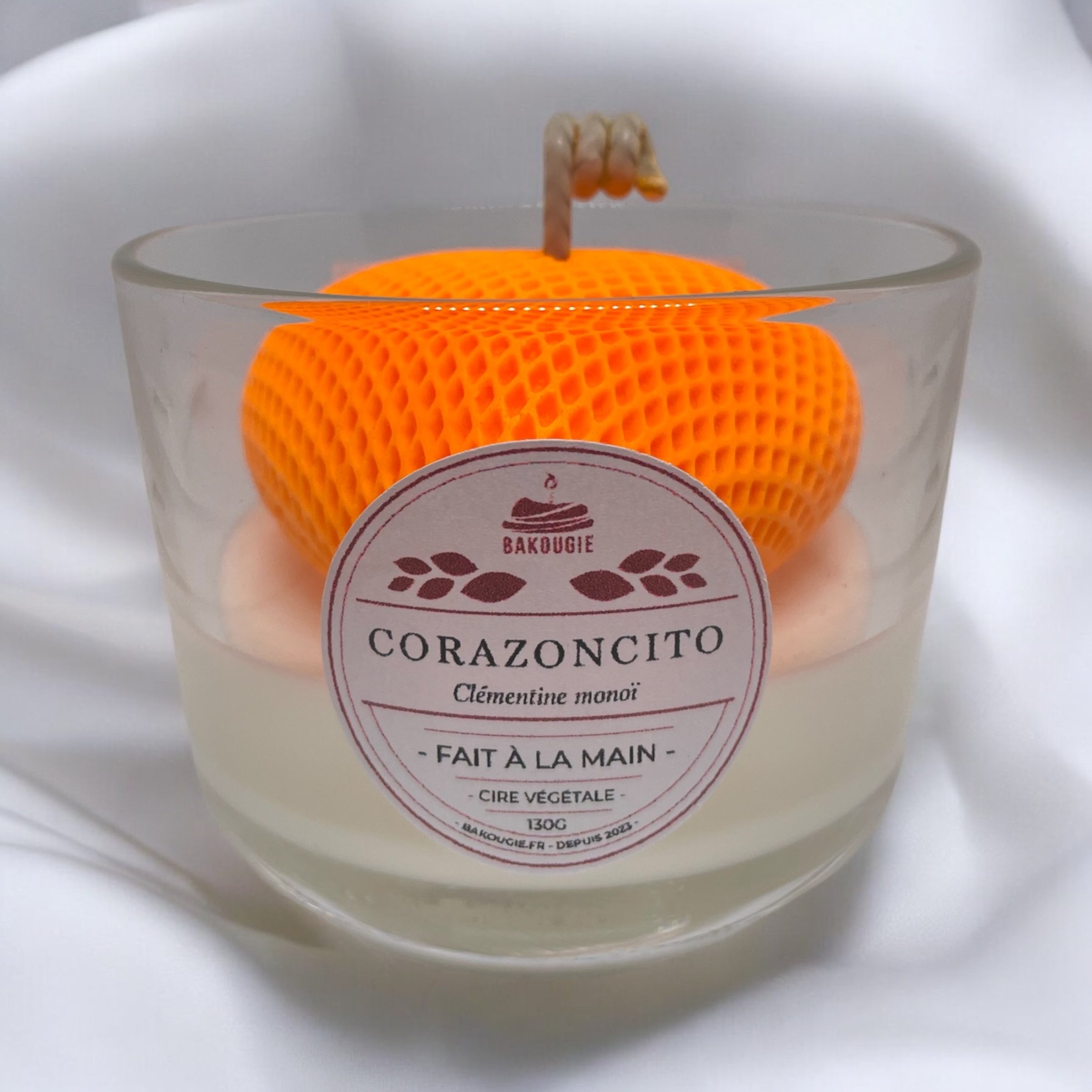 Bougie parfumée Clementine monoï avec un coeur en cire au centre, fabriquée à la main avec de la cire végétale et un parfum Français. Bougie création Bakougie