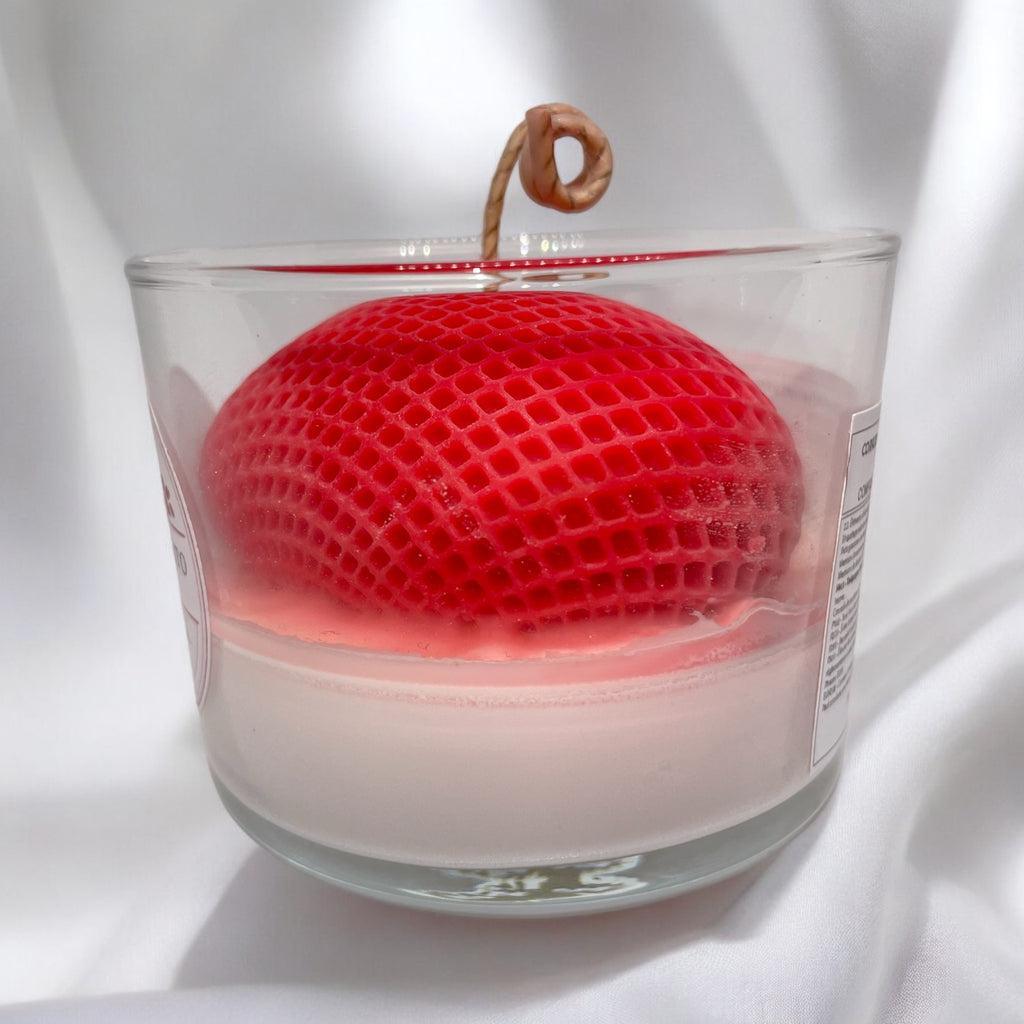 Bougie parfumée pomme d’amour avec un coeur en cire au centre, fabriquée à la main avec de la cire végétale et un parfum Français. Bougie création Bakougie