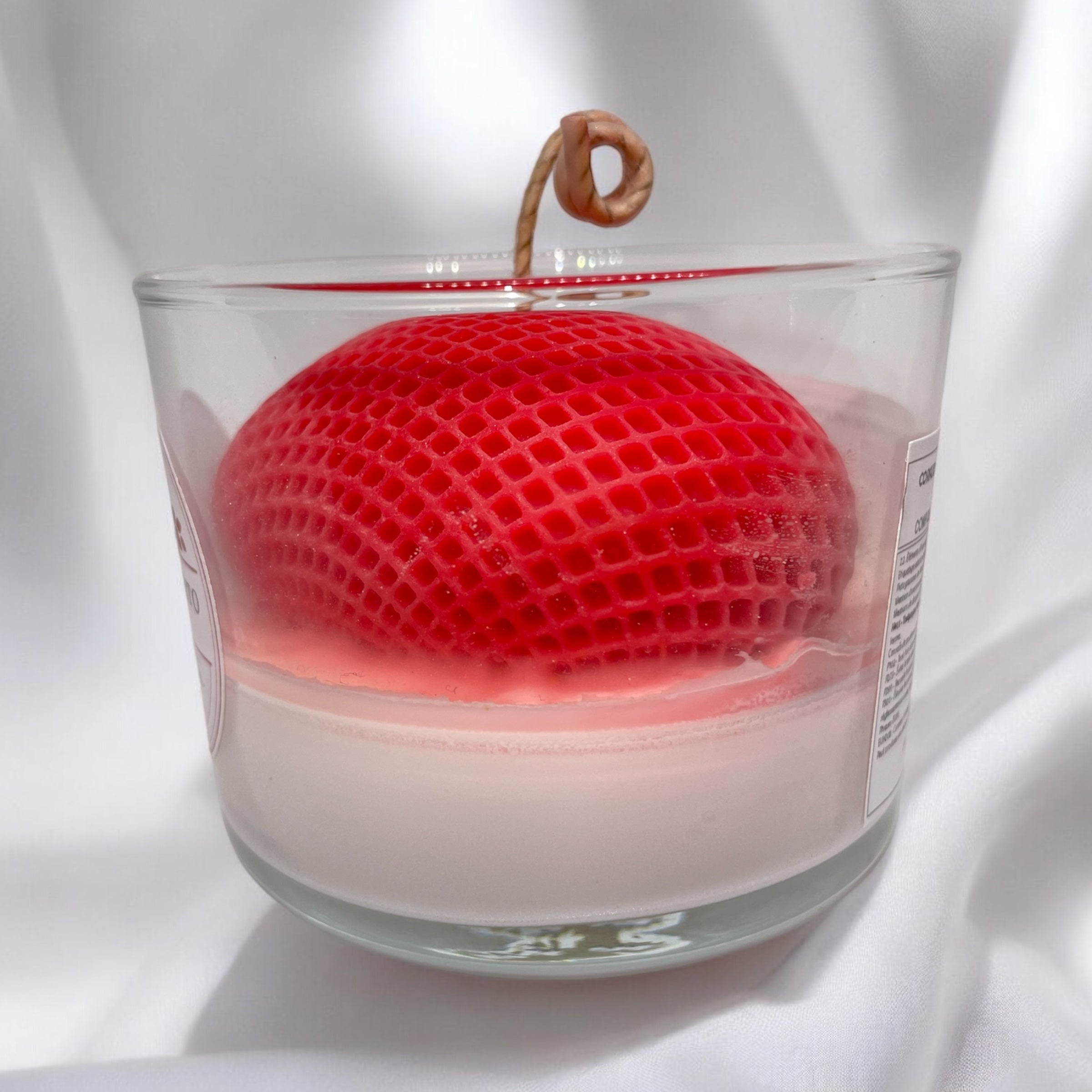Bougie parfumée pomme d’amour avec un coeur en cire au centre, fabriquée à la main avec de la cire végétale et un parfum Français. Bougie création Bakougie