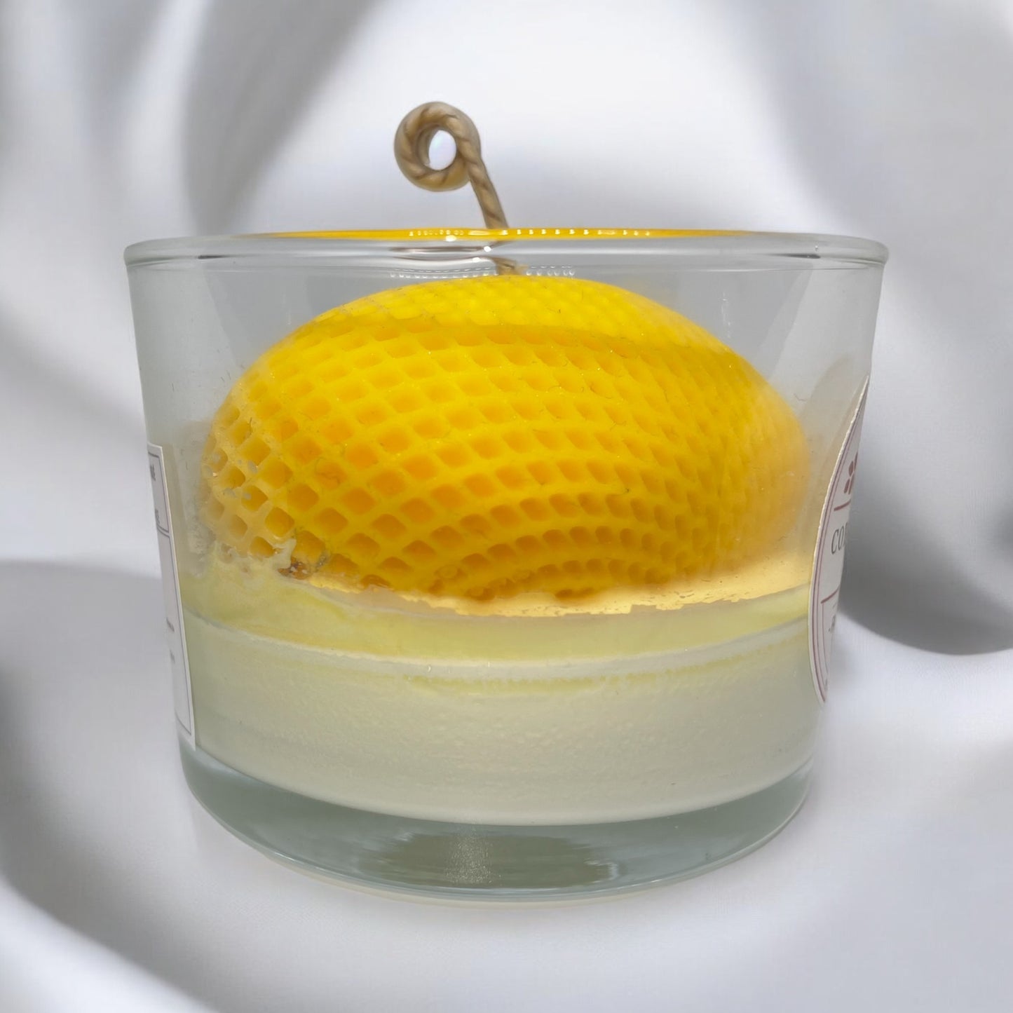 Bougie parfumée citron meringué avec un coeur en cire au centre, fabriquée à la main avec de la cire végétale et un parfum Français. Bougie création Bakougie