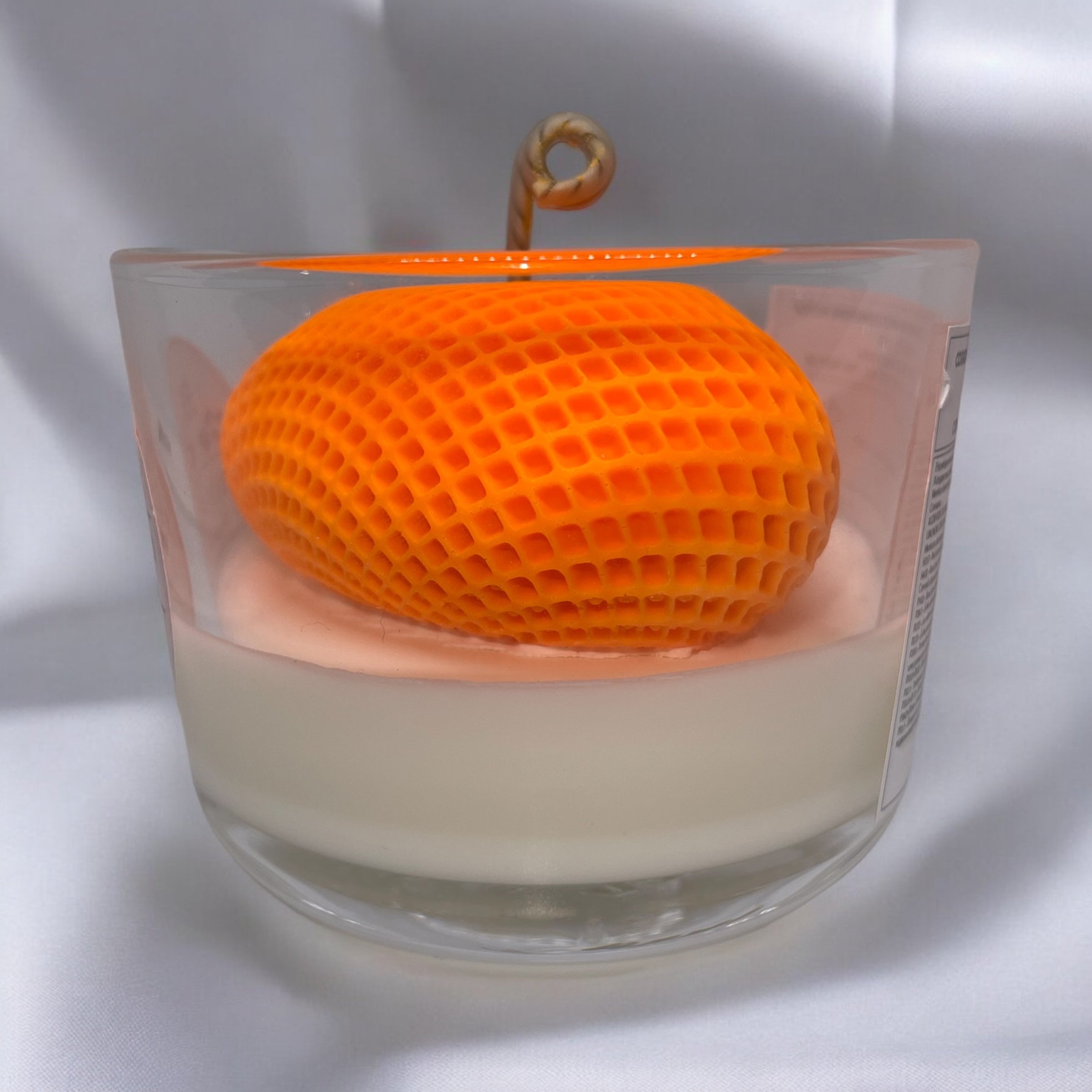 Bougie parfumée Clementine monoï avec un coeur en cire au centre, fabriquée à la main avec de la cire végétale et un parfum Français. Bougie création Bakougie
