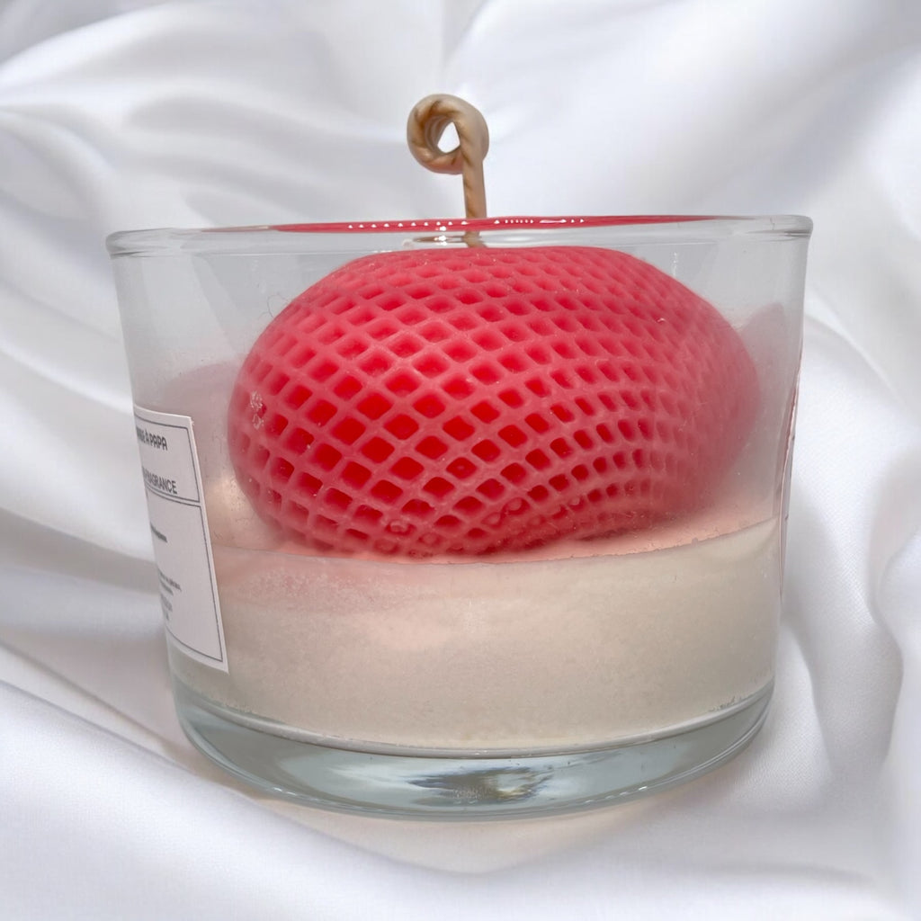 Bougie parfumée barbe à papa avec un coeur en cire au centre, fabriquée à la main avec de la cire végétale et un parfum Français. Bougie création Bakougie