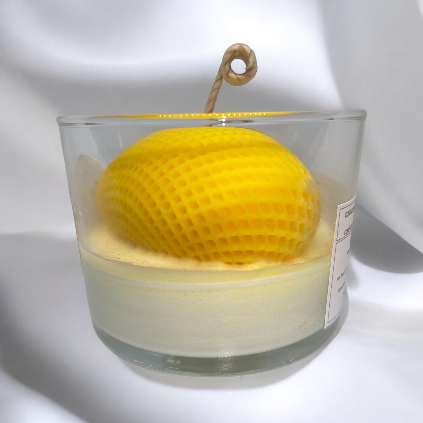 Bougie parfumée citron meringué avec un coeur en cire au centre, fabriquée à la main avec de la cire végétale et un parfum Français. Bougie création Bakougie