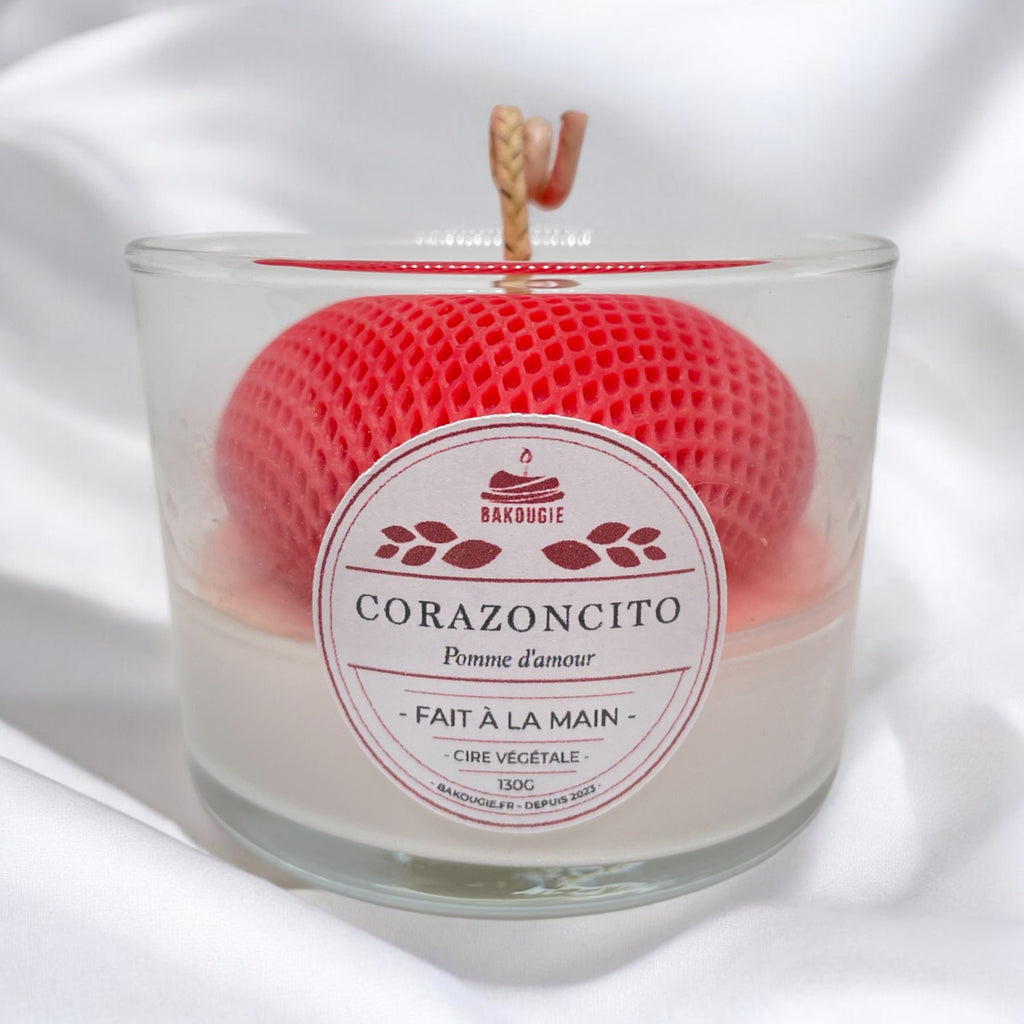 Bougie parfumée pomme d’amour avec un coeur en cire au centre, fabriquée à la main avec de la cire végétale et un parfum Français. Bougie création Bakougie