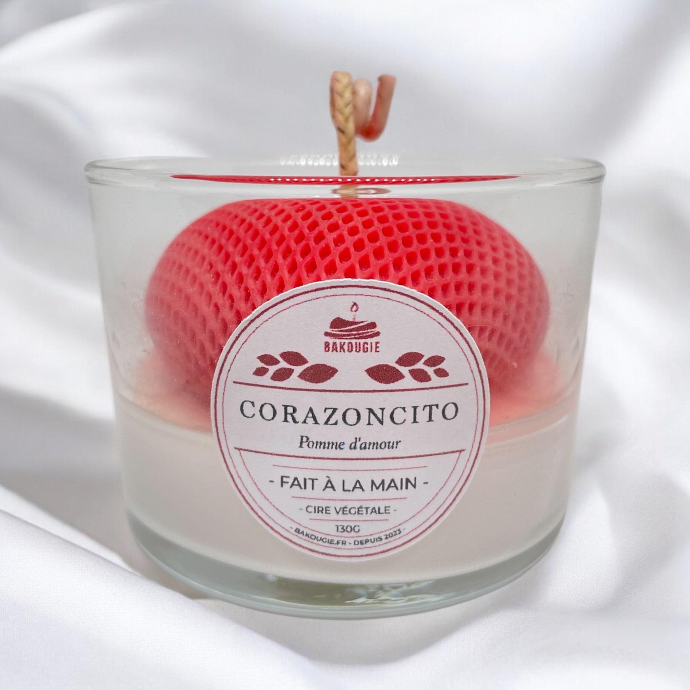 Bougie parfumée pomme d’amour avec un coeur en cire au centre, fabriquée à la main avec de la cire végétale et un parfum Français. Bougie création Bakougie