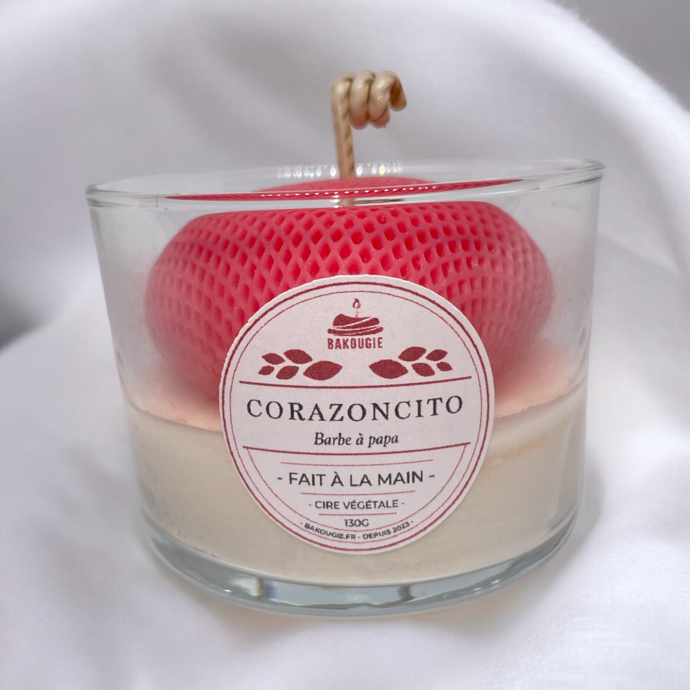 Bougie parfumée barbe à papa avec un coeur en cire au centre, fabriquée à la main avec de la cire végétale et un parfum Français. Bougie création Bakougie