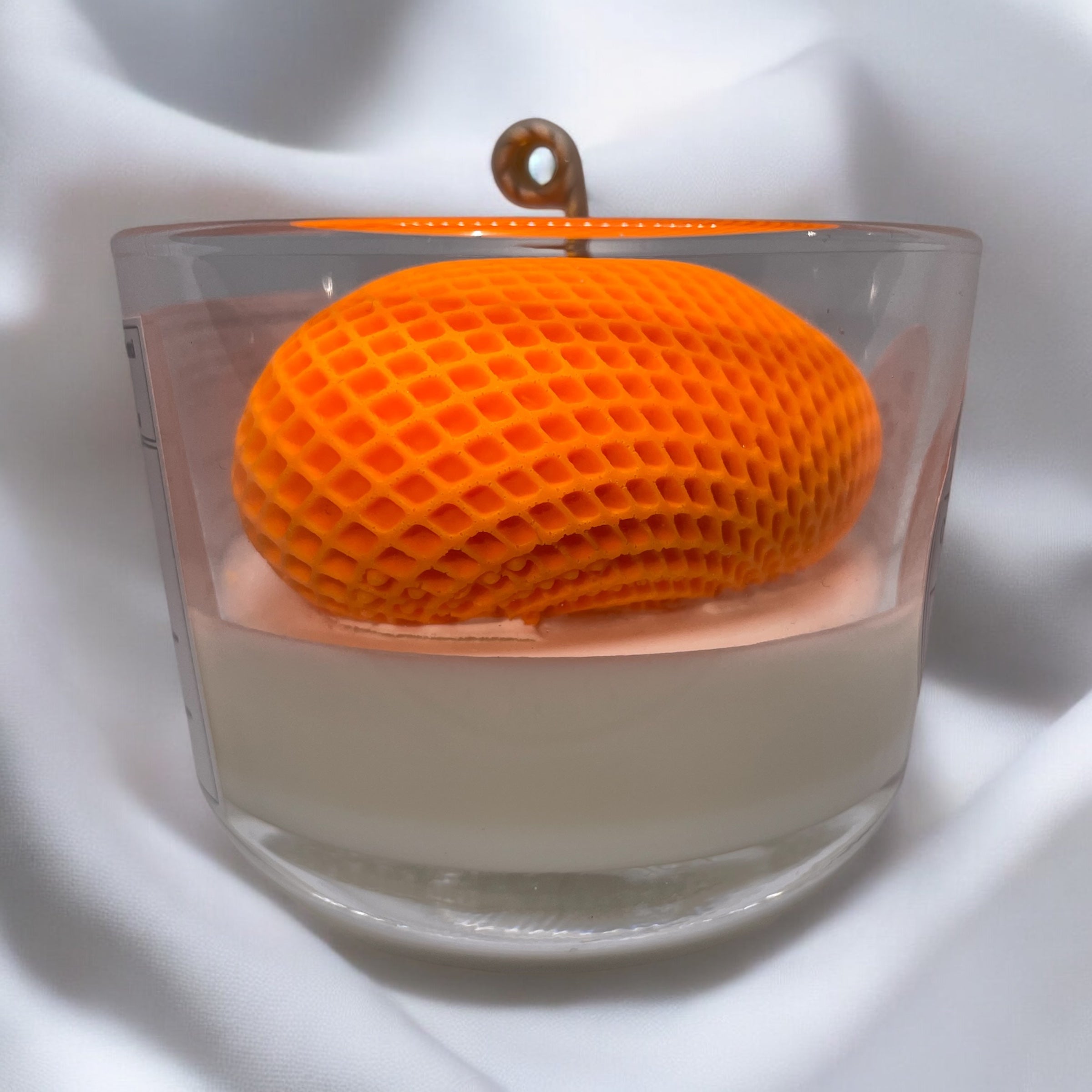 Bougie parfumée Clementine monoï avec un coeur en cire au centre, fabriquée à la main avec de la cire végétale et un parfum Français. Bougie création Bakougie