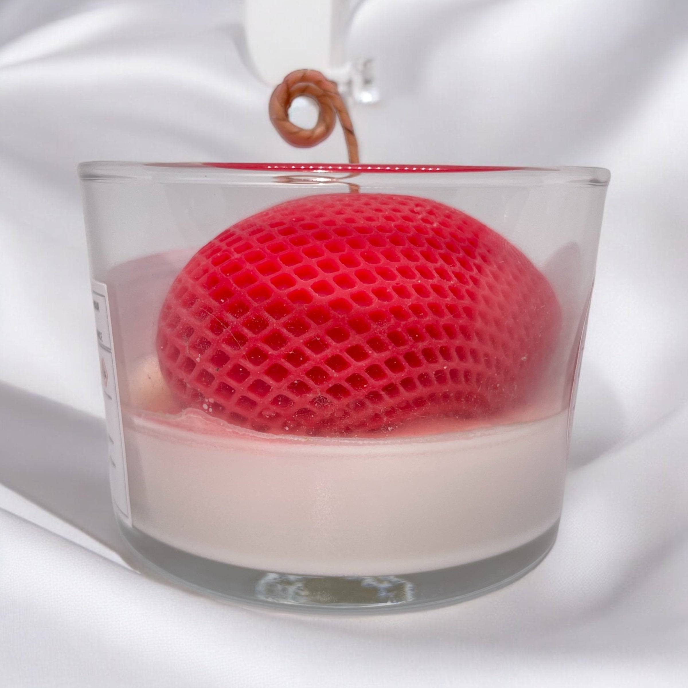Bougie parfumée pomme d’amour avec un coeur en cire au centre, fabriquée à la main avec de la cire végétale et un parfum Français. Bougie création Bakougie