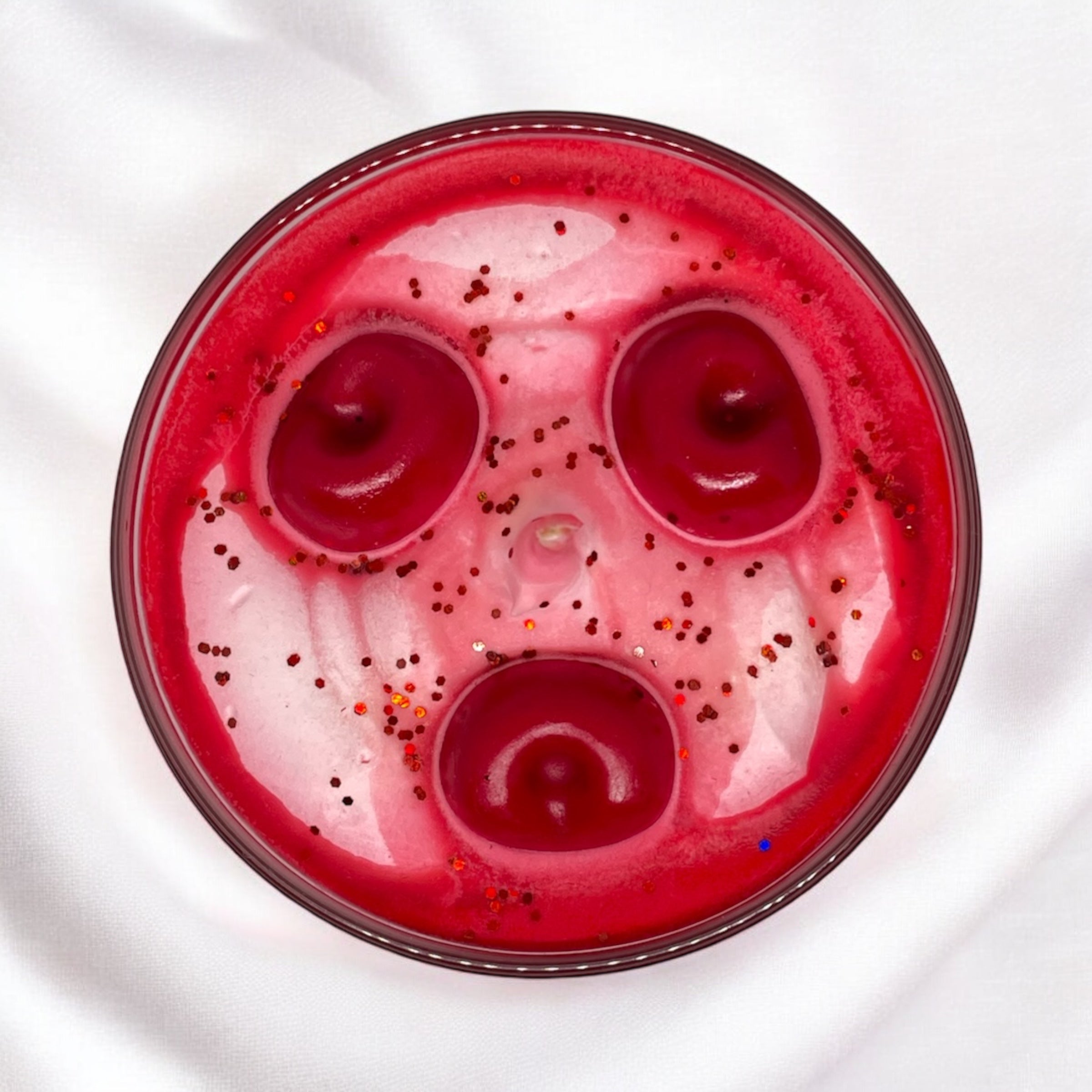 Bougie parfumée cerise noire, fabriquée à la main avec de la cire végétale et un parfum Français. Bougie création Bakougie