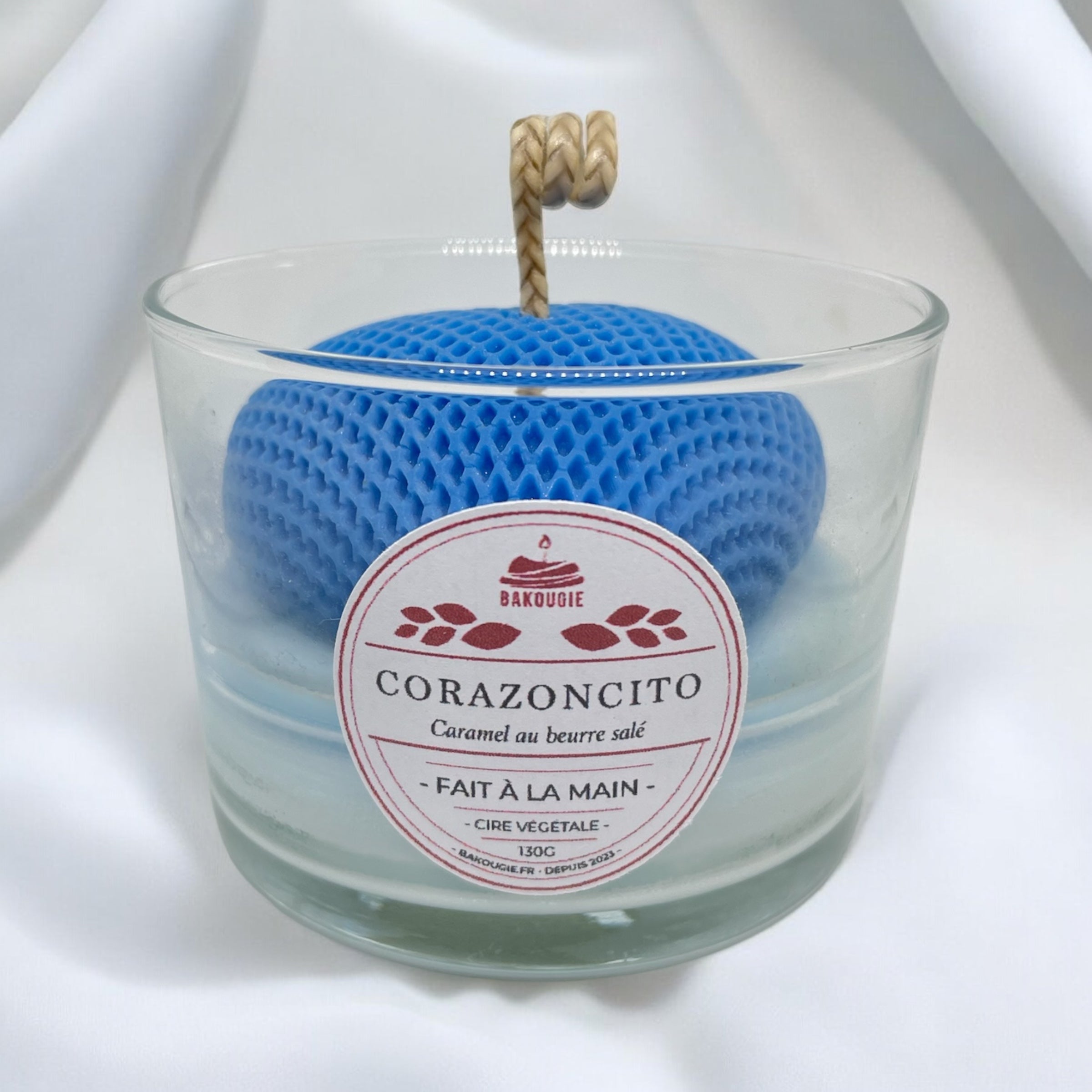 Bougie parfumée caramel au beurre salé avec un coeur en cire au centre, fabriquée à la main avec de la cire végétale et un parfum Français. Bougie création Bakougie