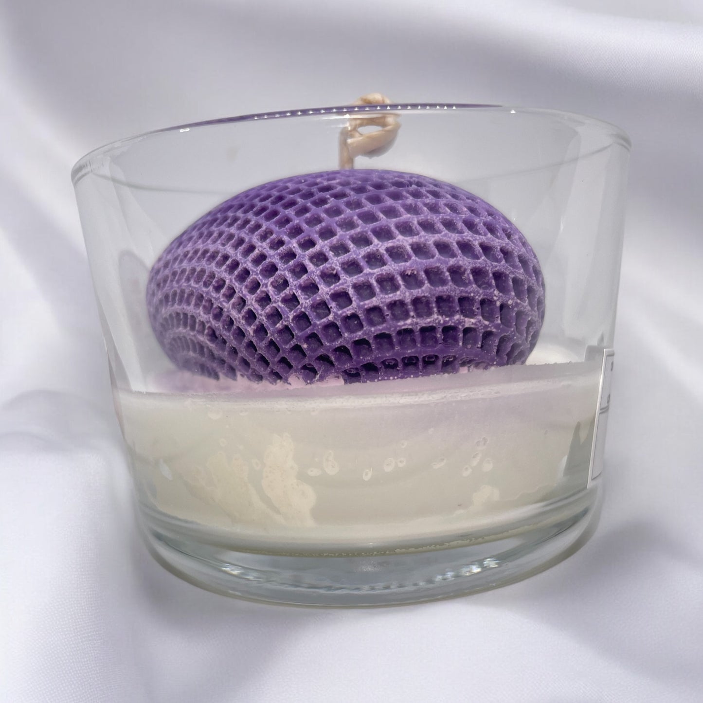 Bougie parfumée fraise des bois avec un coeur en cire au centre, fabriquée à la main avec de la cire végétale et un parfum Français. Bougie création Bakougie