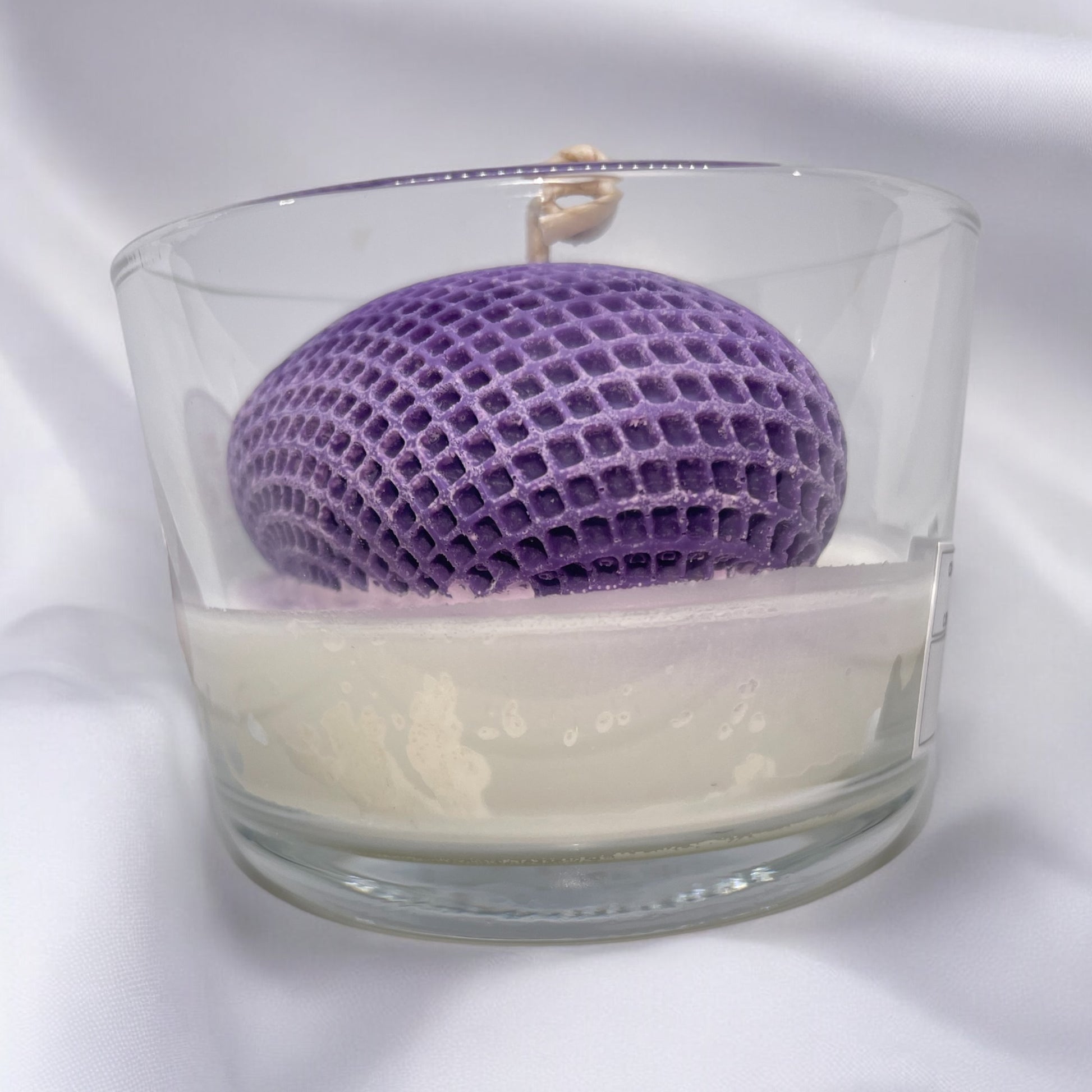 Bougie parfumée fraise des bois avec un coeur en cire au centre, fabriquée à la main avec de la cire végétale et un parfum Français. Bougie création Bakougie