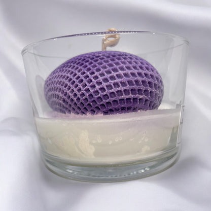 Bougie parfumée fraise des bois avec un coeur en cire au centre, fabriquée à la main avec de la cire végétale et un parfum Français. Bougie création Bakougie