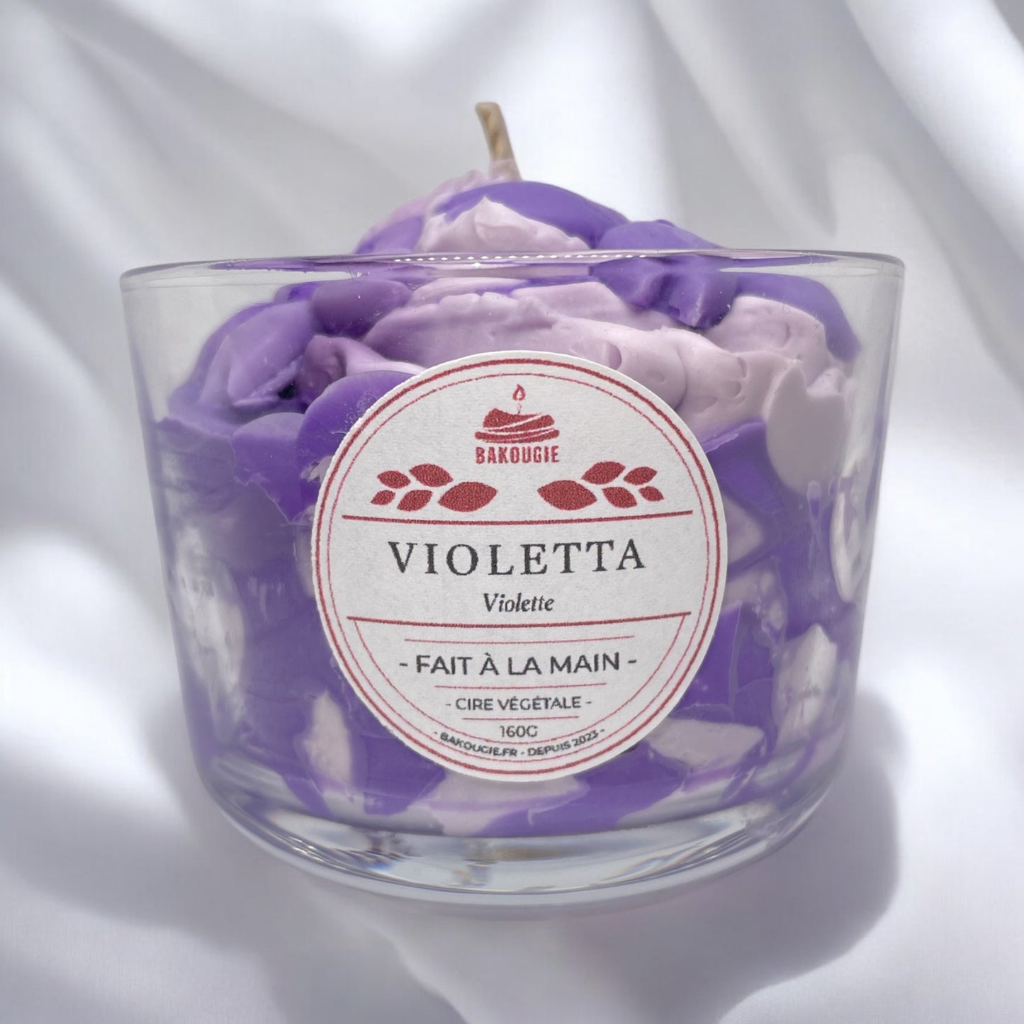 Bougie parfumée à la violette, fabriquée à la main avec de la cire végétale et un parfum Français. Bougie création Bakougie