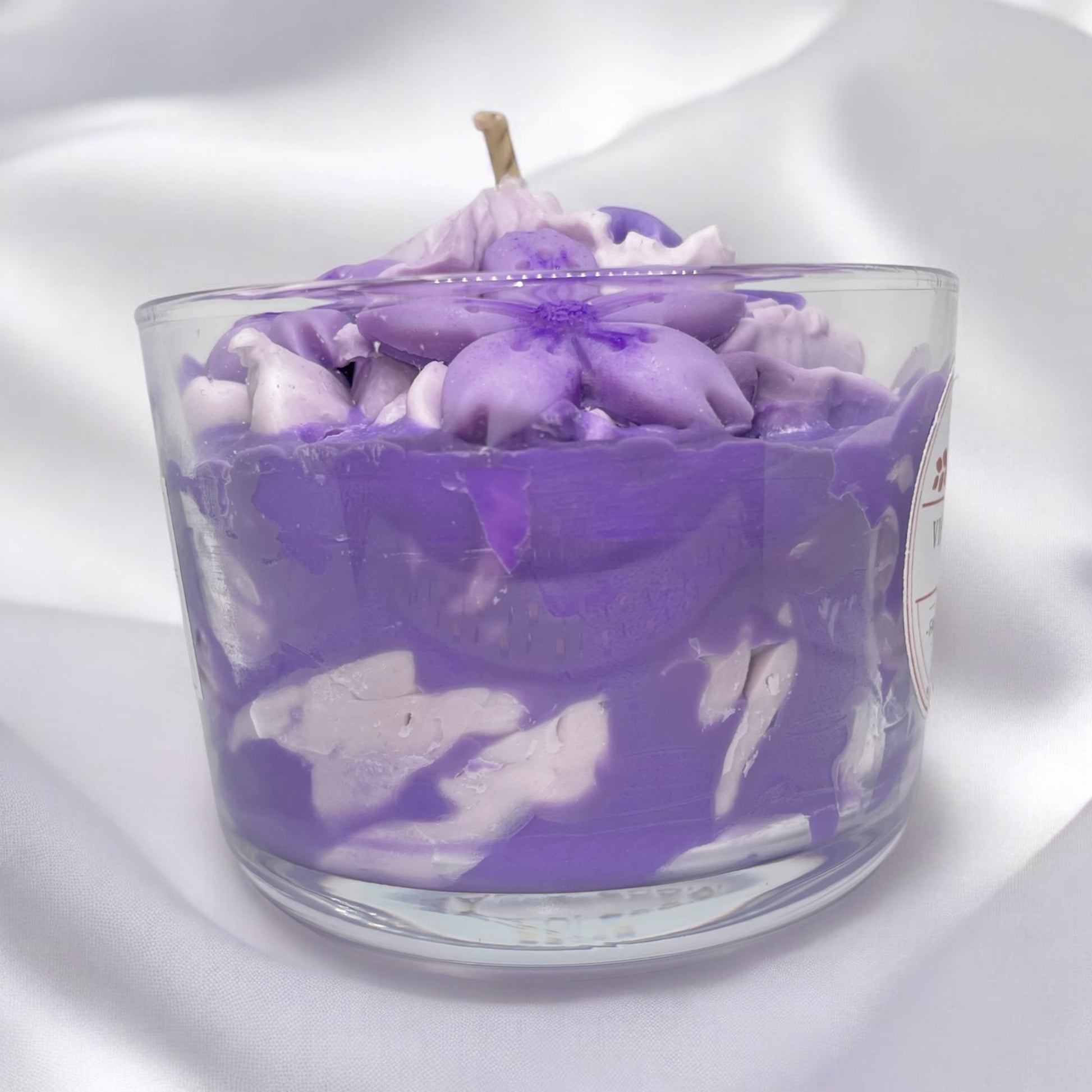 Bougie parfumée à la violette, fabriquée à la main avec de la cire végétale et un parfum Français. Bougie création Bakougie