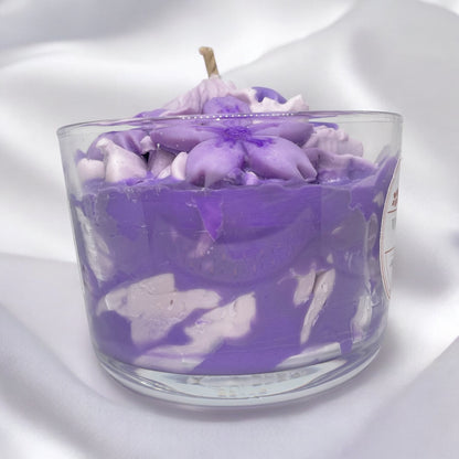 Bougie parfumée à la violette, fabriquée à la main avec de la cire végétale et un parfum Français. Bougie création Bakougie