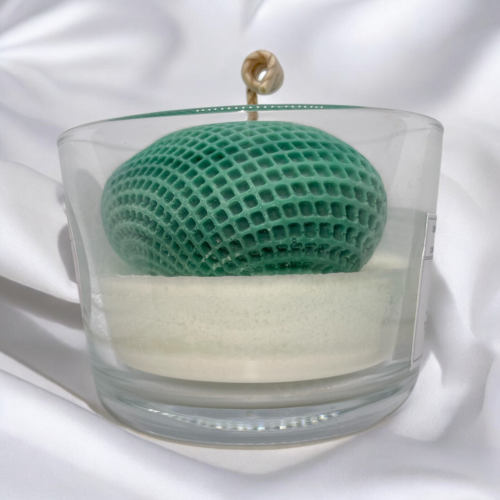 Bougie parfumée pastèque melon avec un coeur en cire au centre, fabriquée à la main avec de la cire végétale et un parfum Français. Bougie création Bakougie