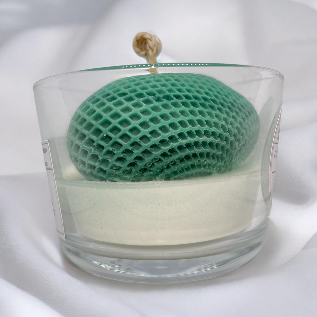 Bougie parfumée pastèque melon avec un coeur en cire au centre, fabriquée à la main avec de la cire végétale et un parfum Français. Bougie création Bakougie