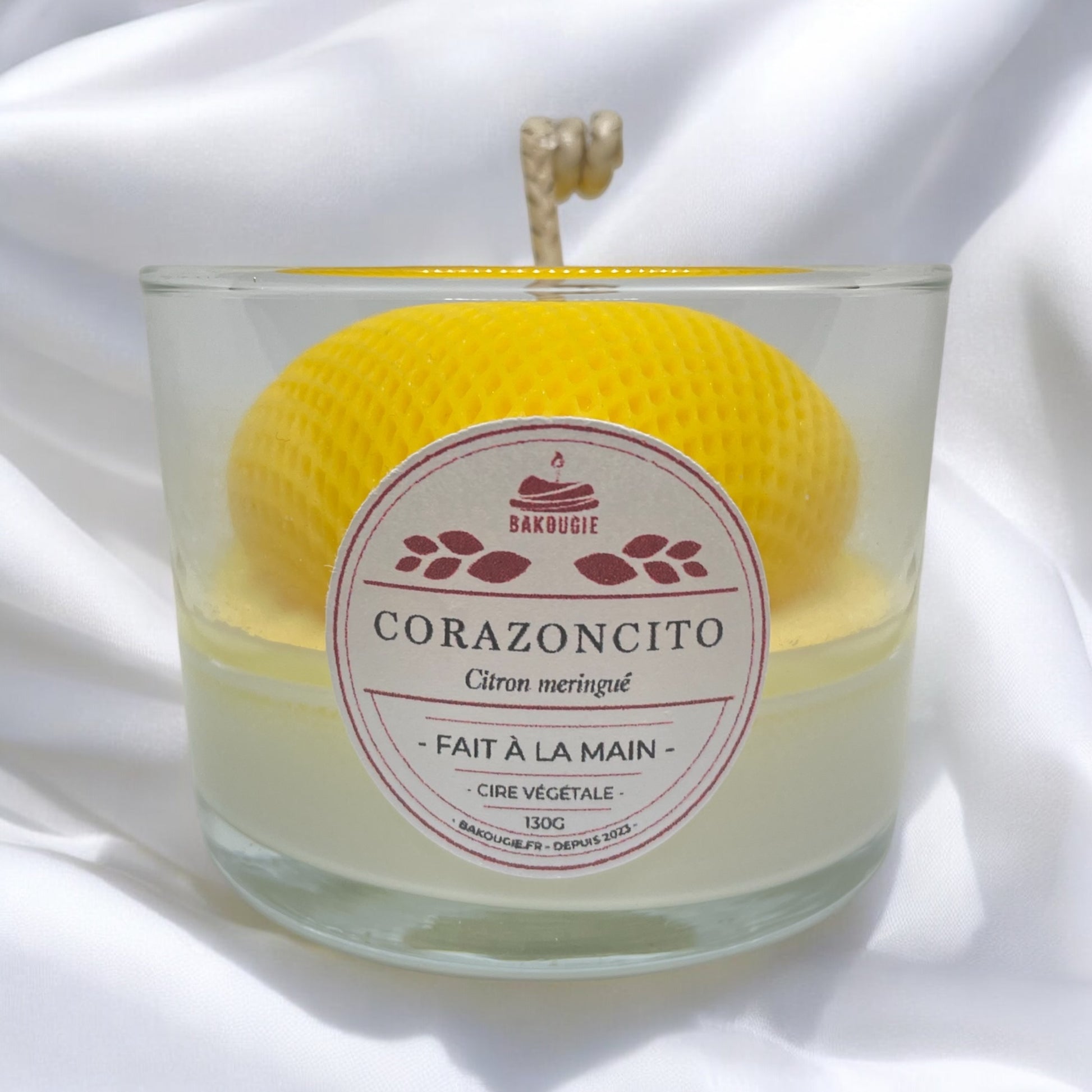 Bougie parfumée citron meringué avec un coeur en cire au centre, fabriquée à la main avec de la cire végétale et un parfum Français. Bougie création Bakougie