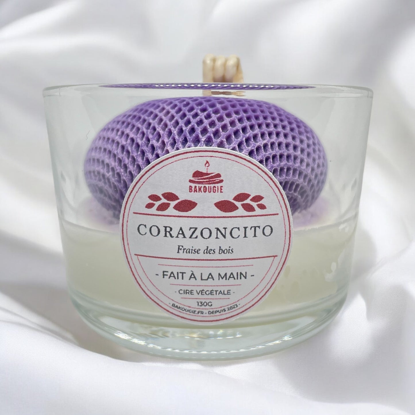 Bougie parfumée fraise des bois avec un coeur en cire au centre, fabriquée à la main avec de la cire végétale et un parfum Français. Bougie création Bakougie