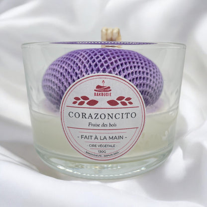 Bougie parfumée fraise des bois avec un coeur en cire au centre, fabriquée à la main avec de la cire végétale et un parfum Français. Bougie création Bakougie