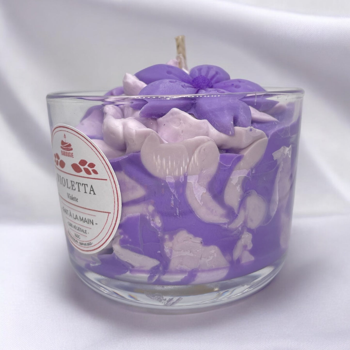 Bougie parfumée à la violette, fabriquée à la main avec de la cire végétale et un parfum Français. Bougie création Bakougie