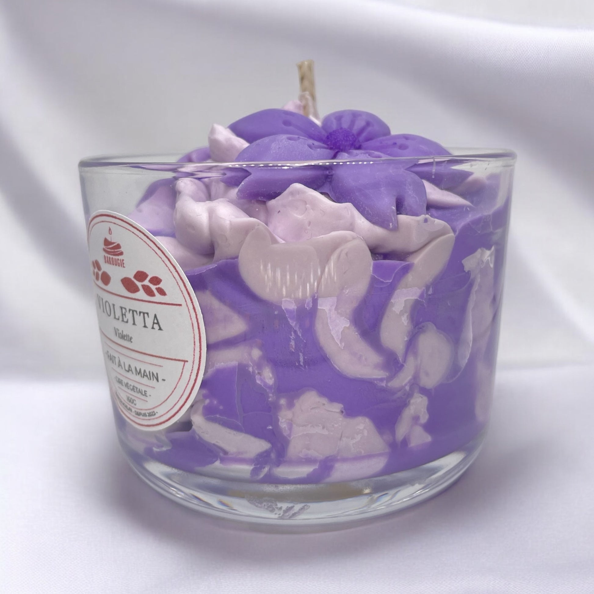 Bougie parfumée à la violette, fabriquée à la main avec de la cire végétale et un parfum Français. Bougie création Bakougie