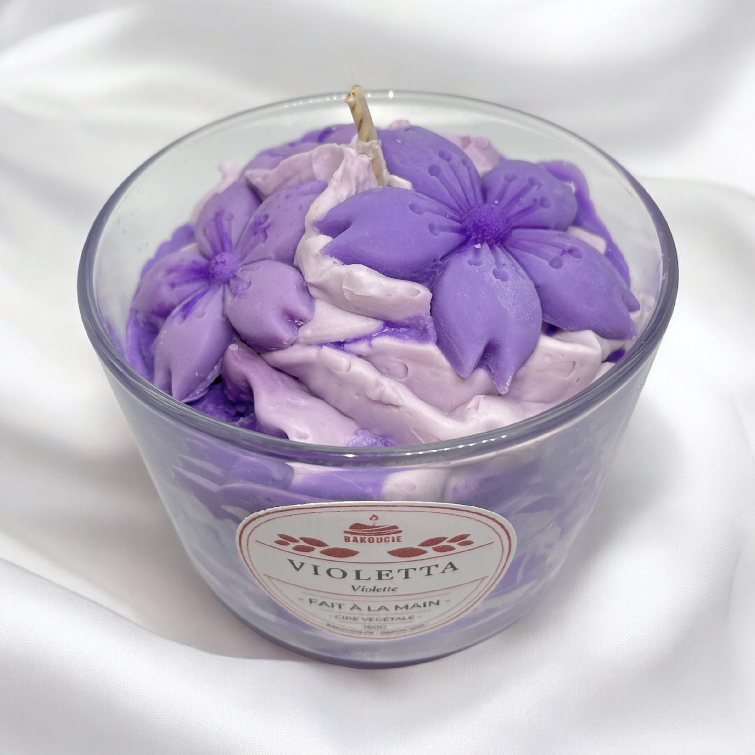 Bougie parfumée à la violette, fabriquée à la main avec de la cire végétale et un parfum Français. Bougie création Bakougie