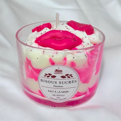 Bougie parfumée à la framboise, fabriquée à la main avec de la cire végétale et un parfum Français.