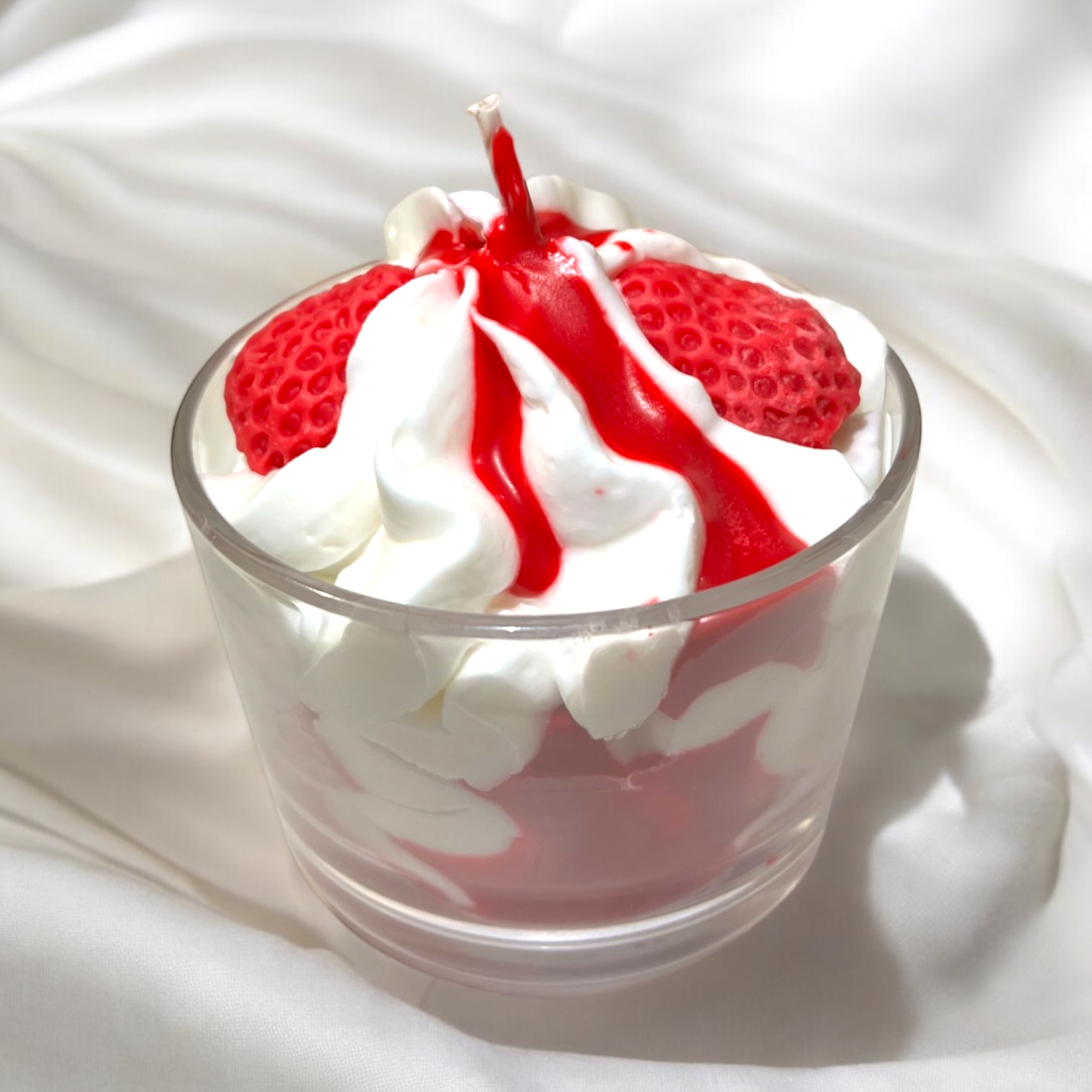 Bougie parfumée fraise des bois, fabriquée à la main avec de la cire végétale et un parfum Français. Bougie création Bakougie