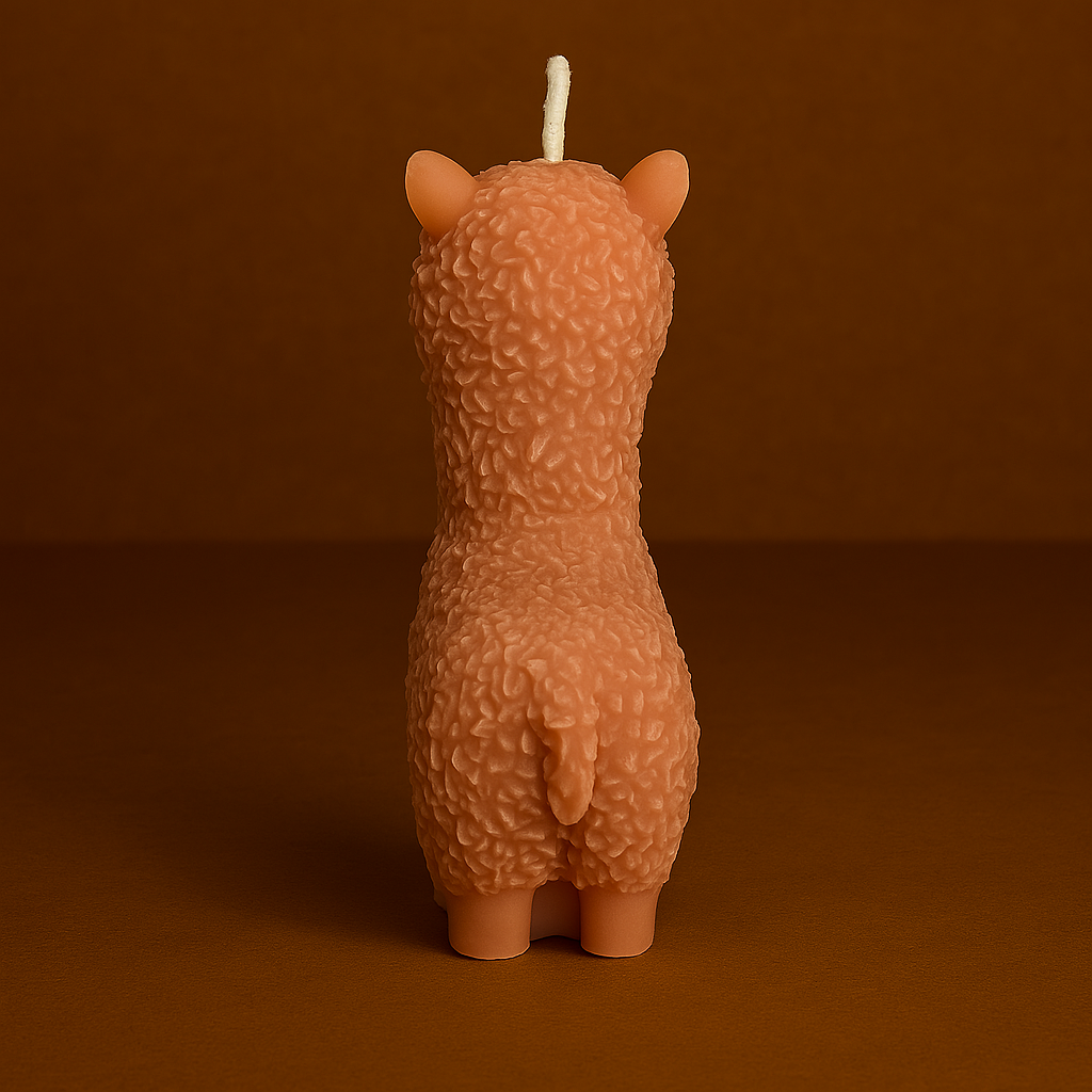 Bougie parfumée vanille en forme de lama. Fabriquée avec de la cire végétale et un parfum Français.