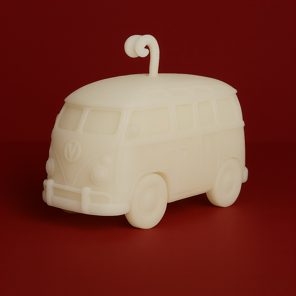 Bougie parfumée barbe à papa en forme de voiture. Fabriquée à la main avec de la cire végétale et un parfum Français.