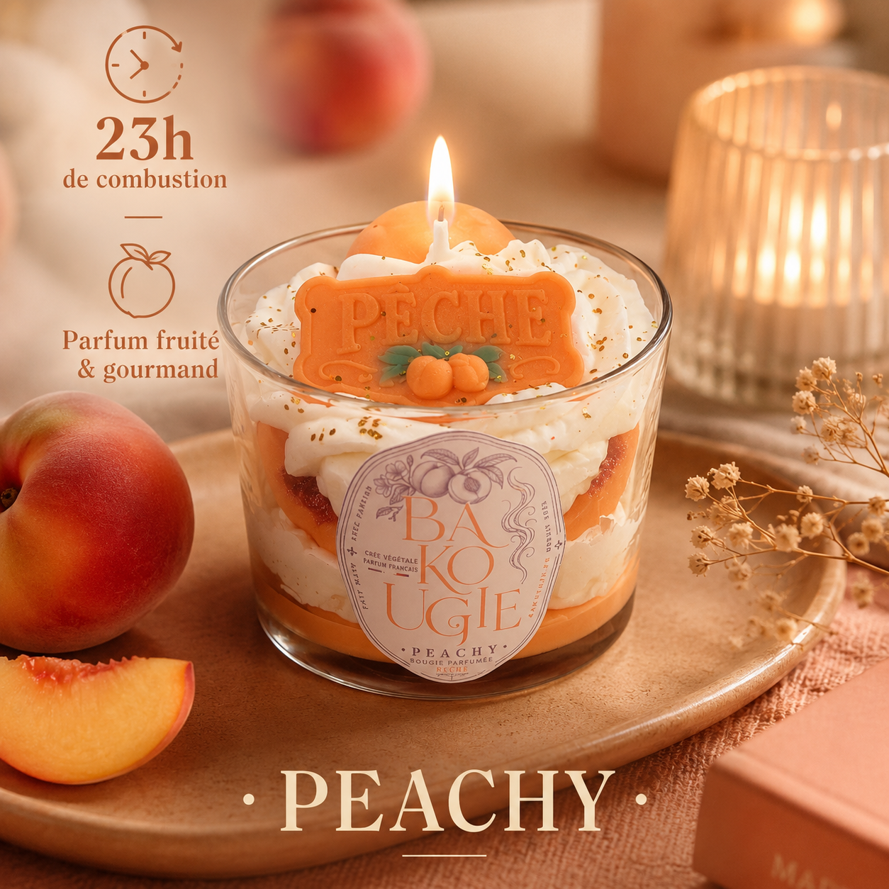 Bougie parfumée pêche « Peachy » mise en scène dans une ambiance décorative