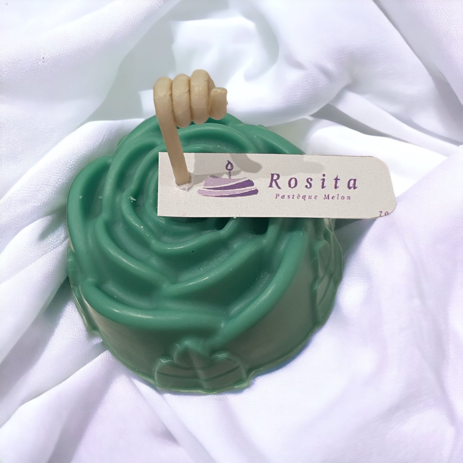Bougie parfumée en forme de rose, cire végétale et 7 parfums français disponibles.