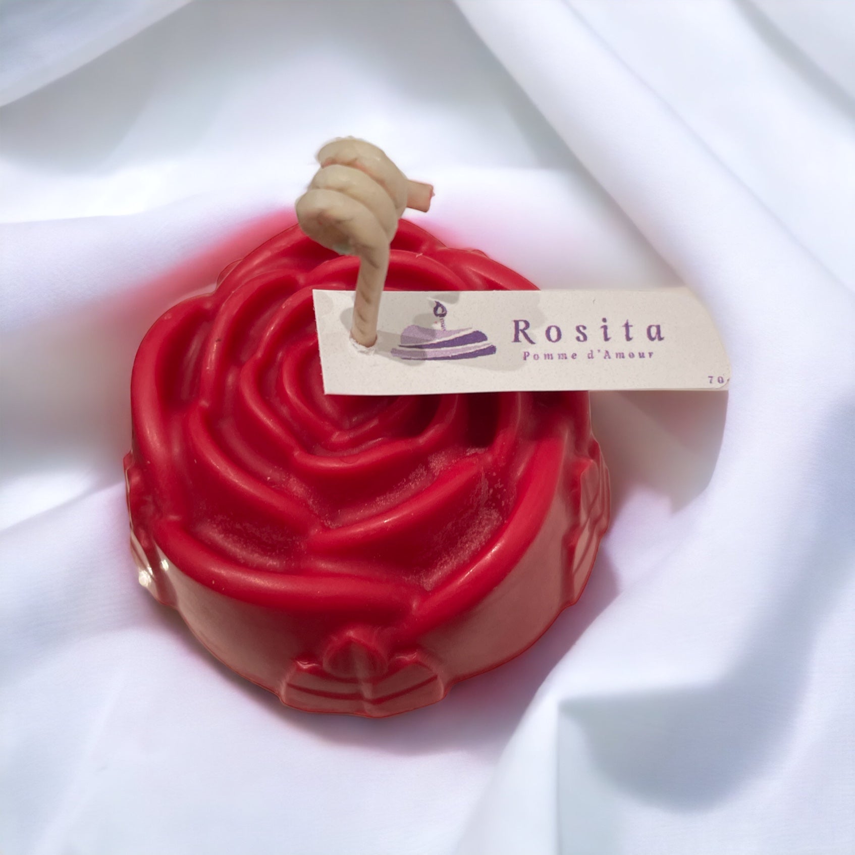 Bougie parfumée en forme de rose, cire végétale et 7 parfums français disponibles.