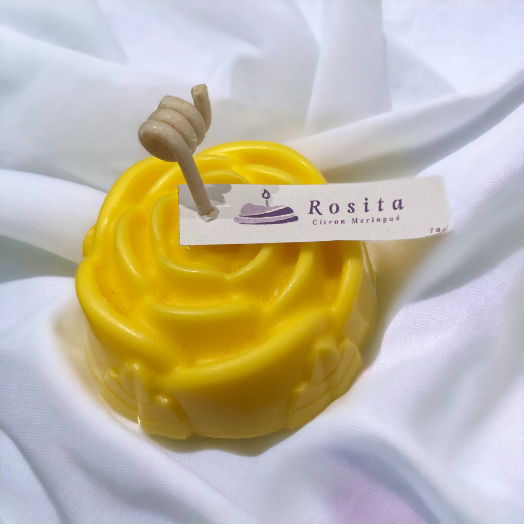 Bougie parfumée en forme de rose, cire végétale et 7 parfums français disponibles.